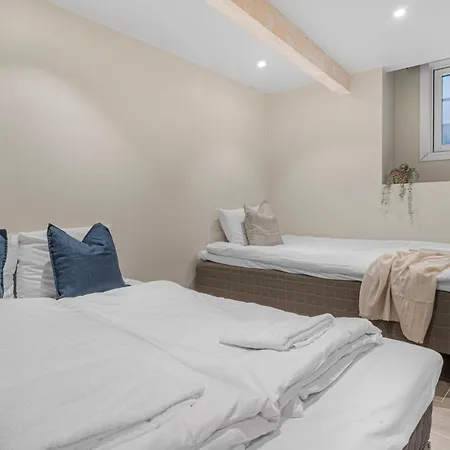 Four-story House! Newly Renovated! Apartment