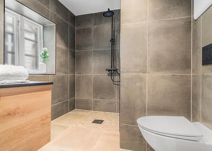 Four-story House! Newly Renovated! Μπέργκεν