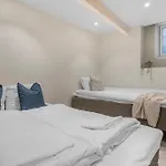 Four-story House! Newly Renovated! דירה
